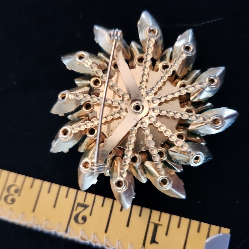 Vintage Emerald Green Floral Brooch - Picture 3 of 5